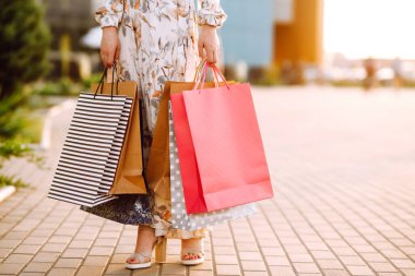 Alışveriş torbaları ellerde. Alışveriş sonrası paketleri olan güzel bir kız. Tüketim, satın alma, alışveriş, yaşam tarzı konsepti.