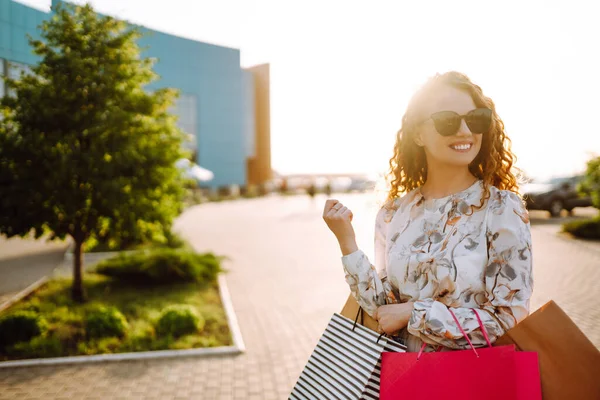 Een Vrouw Winkel Jong Meisje Met Kleurrijke Boodschappentassen Wandelen Rond — Stockfoto