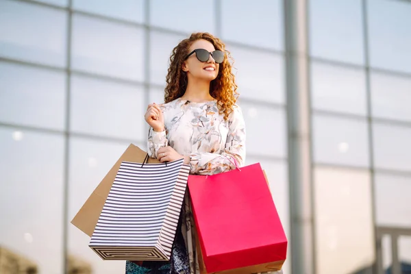 Een Vrouw Winkel Jong Meisje Met Kleurrijke Boodschappentassen Wandelen Rond — Stockfoto