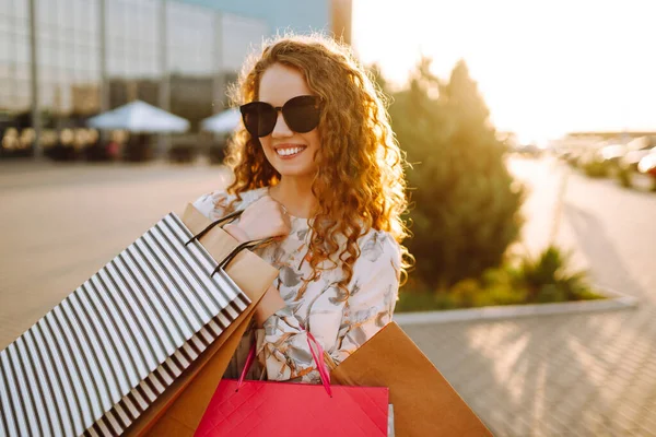 Een Vrouw Winkel Jong Meisje Met Kleurrijke Boodschappentassen Wandelen Rond — Stockfoto