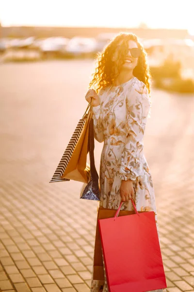 Женщина Магазине Девушка Красочными Сумками Ходить Городу После Покупок Потребительство — стоковое фото