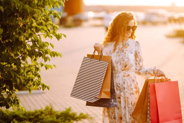 Een Vrouw Winkel Jong Meisje Met Kleurrijke Boodschappentassen Wandelen Rond — Stockfoto