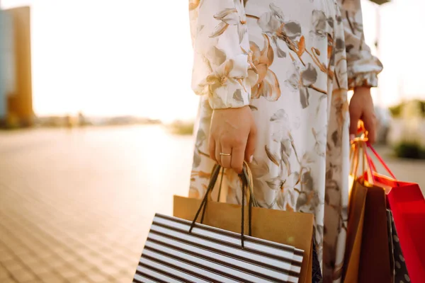 Shoppingväskor Händerna Vacker Flicka Med Paket Efter Shopping Konsumtion Inköp — Stockfoto