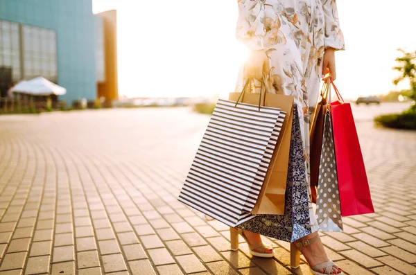 Bolsas Compras Las Manos Hermosa Chica Con Paquetes Después Comprar — Foto de Stock