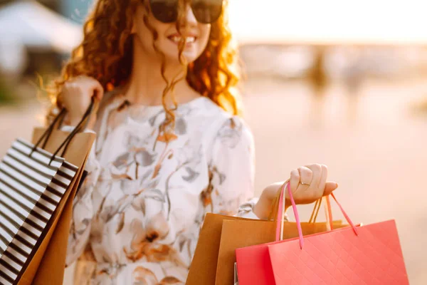 Boodschappentassen Handen Mooi Meisje Met Boodschappentassen Straat Consumentisme Winkelen Verkoop — Stockfoto