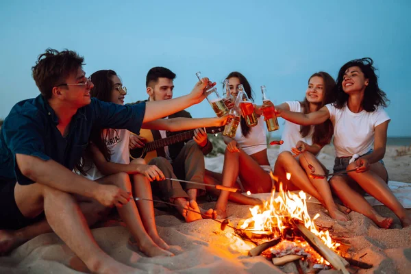 Een Groep Gelukkige Vrienden Juicht Drinkt Bier Het Strand Genietend — Stockfoto