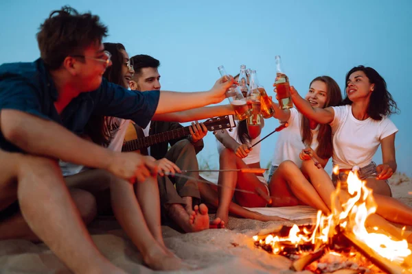 Een Groep Gelukkige Vrienden Juicht Drinkt Bier Het Strand Genietend — Stockfoto