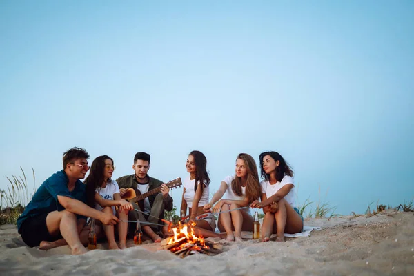 Gruppo Amici Felici Che Friggono Salsicce Sul Falò Spiaggia Una — Foto Stock