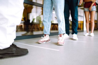 Toplumsal uzaklık sırasına girmiş bir sürü insan var. COVID-19. Güvenli bir sosyal mesafe uygulaması. Kalabalık mesafeyi koruyor.