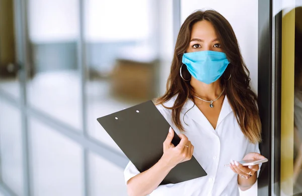 オフィスで働くフェイスマスクを持つオフィスワーカー 感染症の拡大を防止し コロナウイルスを治療するという概念 検疫都市のパンデミック Covid — ストック写真