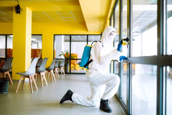 Pulizia Disinfezione Dell Ufficio Prevenire Covid Uomo Disinfettante Tuta Protettiva — Foto Stock
