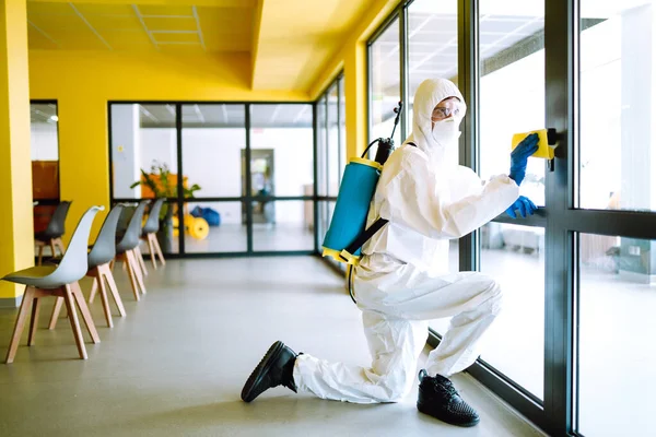 Limpieza Desinfección Del Consultorio Para Prevenir Covid Hombre Desinfectante Con — Foto de Stock