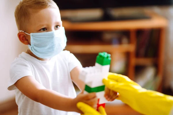 Mutter Gelben Handschuhen Spielt Mit Ihrem Sohn Kind Das Mundschutz — Stockfoto