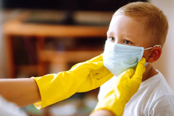 Mutter Gelben Handschuhen Setzt Ihre Sterile Medizinische Maske Auf Das — Stockfoto