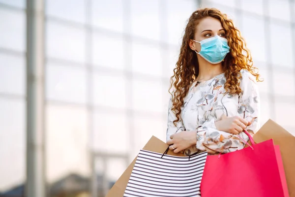 Menina Bonita Máscara Médica Estéril Protetora Com Pacotes Depois Fazer — Fotografia de Stock