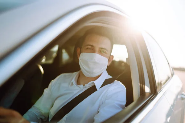 Hombre Conduciendo Coche Con Una Máscara Médica Durante Una Epidemia — Foto de Stock