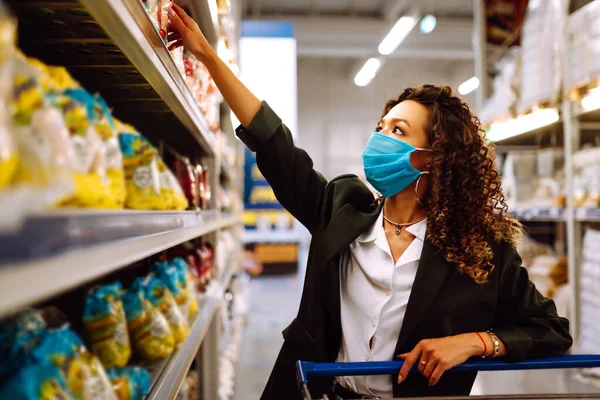 Mujer Joven Con Máscara Facial Comprando Supermercado Compras Durante Cuarentena — Foto de Stock