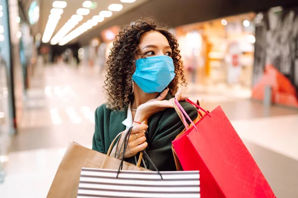 Jonge Vrouw Met Een Gezichtsmasker Tegen Het Coronavirus Het Winkelen — Stockfoto