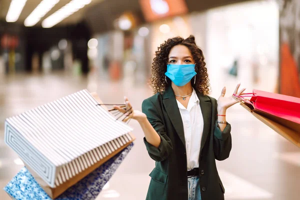 Mujer Joven Con Máscara Facial Protección Contra Coronavirus Después Comprar — Foto de Stock