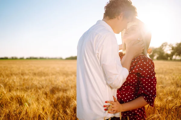 Retrato Casal Romântico Campo Trigo Dourado Conceito Juventude Amor Estilo — Fotografia de Stock