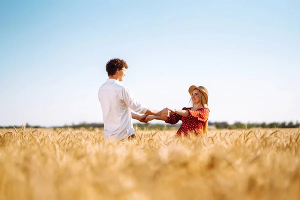 Par Som Har Roligt Och Njuter Avkoppling Ett Vetefält Tonårsflickvän — Stockfoto