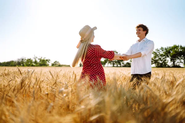 Пара Веселится Наслаждается Отдыхом Пшеничном Поле Девушка Подросток Парень Целуются — стоковое фото