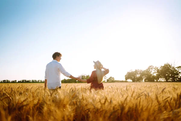 Par Som Har Roligt Och Njuter Avkoppling Ett Vetefält Tonårsflickvän — Stockfoto