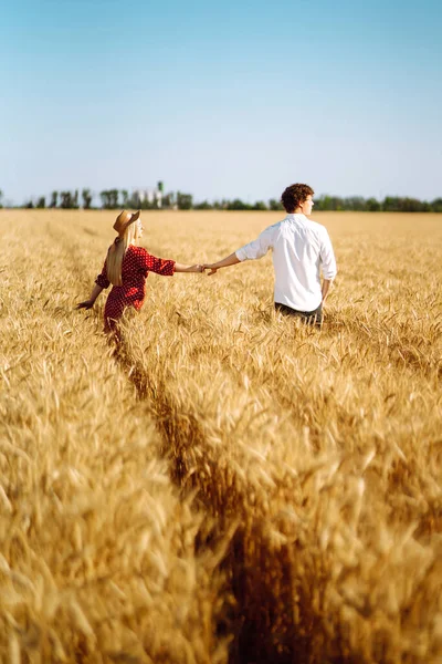 Couple Having Fun Enjoying Relaxation Wheat Field Teenage Girlfriend Boyfriend — Stock Photo, Image