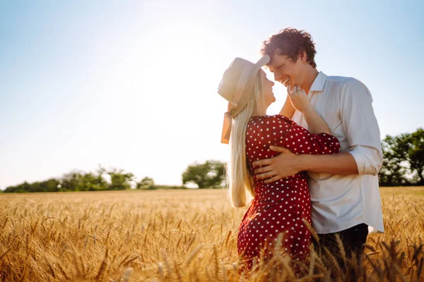 Paar Hat Spaß Und Genießt Entspannung Einem Weizenfeld Teenager Freundin — Stockfoto