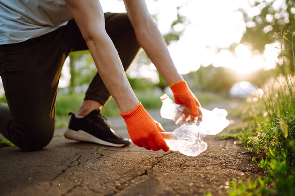 Botellas Plástico Vacías Parque Recogida Basura Parque Hombres Mano Usando — Foto de Stock