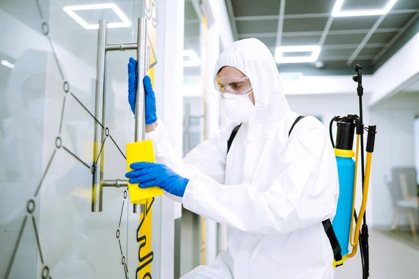 Hombre Con Traje Protector Lava Una Oficina Para Prevenir Covid — Foto de Stock