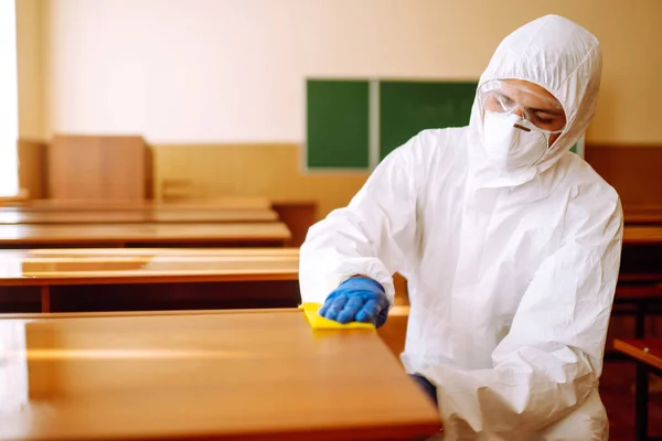 Homem Fato Protecção Lava Secretária Escola Escola Limpeza Desinfecção Para — Fotografia de Stock