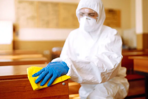 Classe Escolar Limpeza Desinfecção Para Prevenir Covid Homem Fato Protecção — Fotografia de Stock