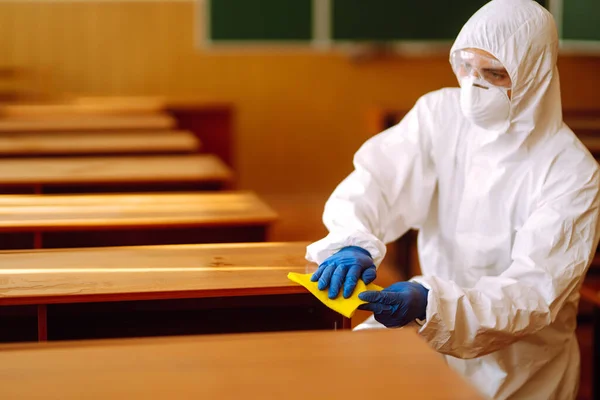 Classe Scuola Pulizia Disinfezione Prevenire Covid Uomo Tuta Protettiva Lava — Foto Stock