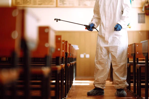 Uomo Tuta Protettiva Che Disinfetta Classe Scolastica Con Prodotti Chimici — Foto Stock