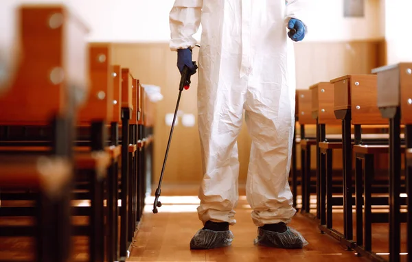 Homem Vestindo Roupa Protetora Desinfetando Classe Escolar Com Produtos Químicos — Fotografia de Stock