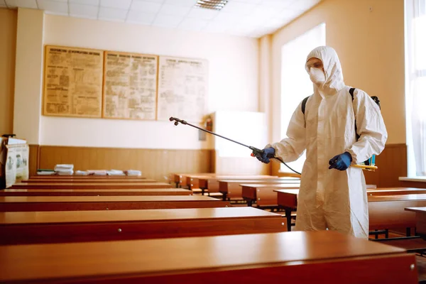 Desinfectar Clase Escolar Para Prevenir Covid Hombre Traje Protección Con — Foto de Stock