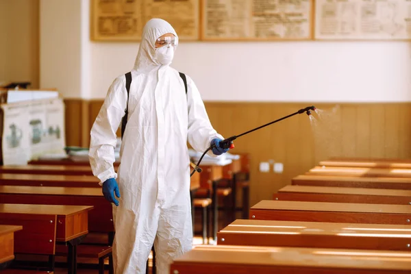 Mendisinfeksi Kelas Sekolah Untuk Mencegah Covid Pria Berbaju Pelindung Dengan — Stok Foto