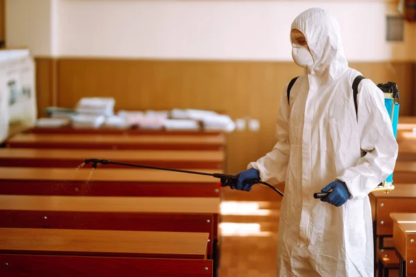 Desinfectar Clase Escolar Para Prevenir Covid Hombre Traje Protección Con — Foto de Stock