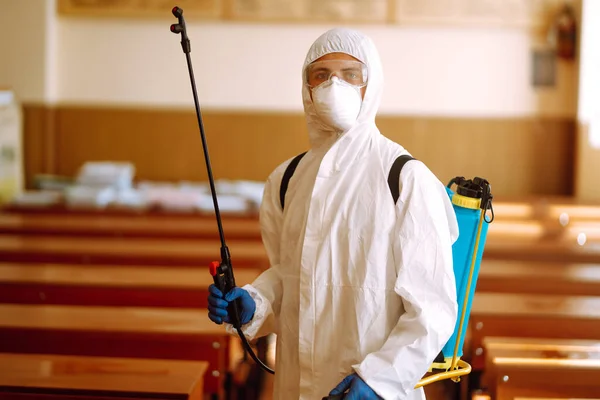 Hombre Traje Protector Con Productos Químicos Spray Para Prevenir Propagación — Foto de Stock