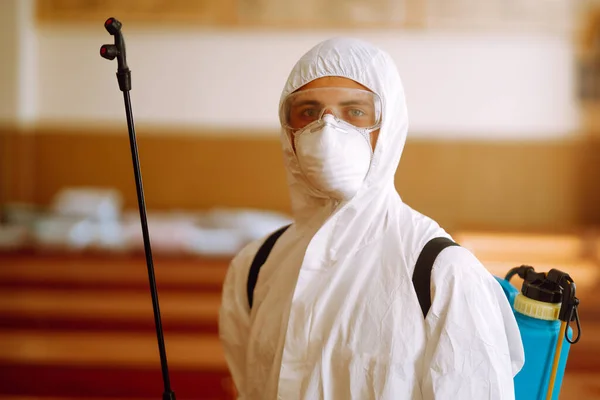 Hombre Traje Protector Con Productos Químicos Spray Para Prevenir Propagación — Foto de Stock