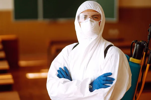Człowiek Ochronnym Kombinezonie Ochronnym Rozpylonymi Chemikaliami Zapobiec Rozprzestrzenianiu Się Koronawirusu — Zdjęcie stockowe