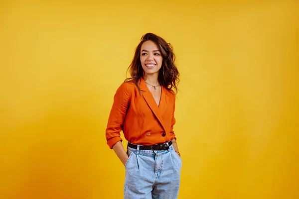 Retrato Menina Posando Fundo Amarelo Uma Mulher Bonita Usa Uma — Fotografia de Stock