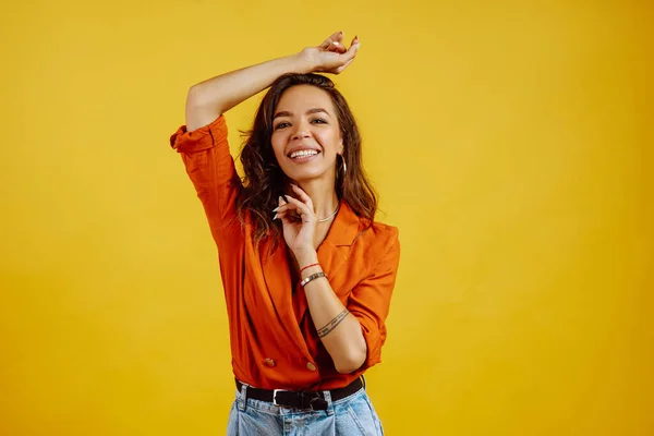 Retrato Menina Posando Fundo Amarelo Uma Mulher Bonita Usa Uma — Fotografia de Stock