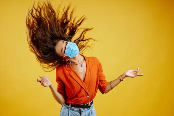 Retrato Estúdio Jovem Mulher Máscara Médica Estéril Protetora Seu Rosto — Fotografia de Stock