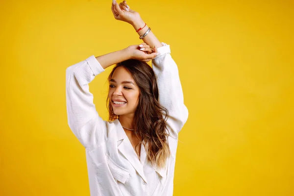 Retrato Menina Posando Fundo Amarelo Uma Mulher Bonita Veste Uma — Fotografia de Stock