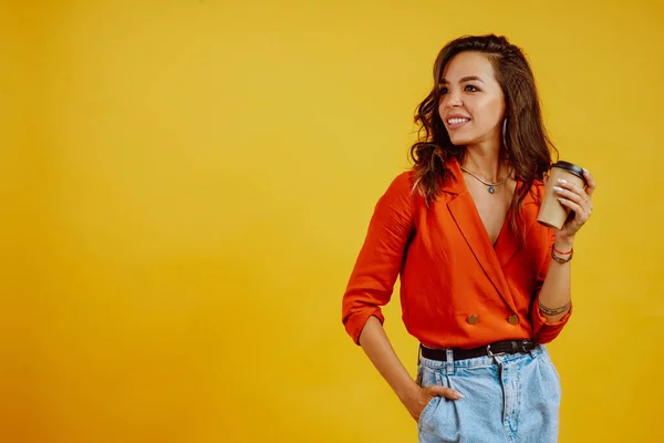 Jovem Com Café Posando Fundo Amarelo Retrato Menina Usa Uma — Fotografia de Stock