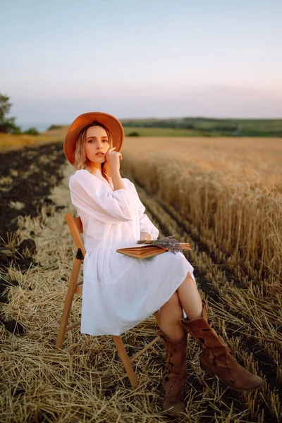 드레스를 밭에서 아가씨 여름의 패션과 방식의 — 스톡 사진