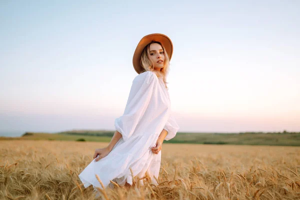 드레스를 황금빛밀 밭에서 모자를 아가씨 라이프 스타일 — 스톡 사진