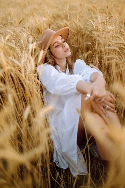 Stylish Young Girl Summer White Dress Hat Posing Golden Wheat — Stock Photo, Image